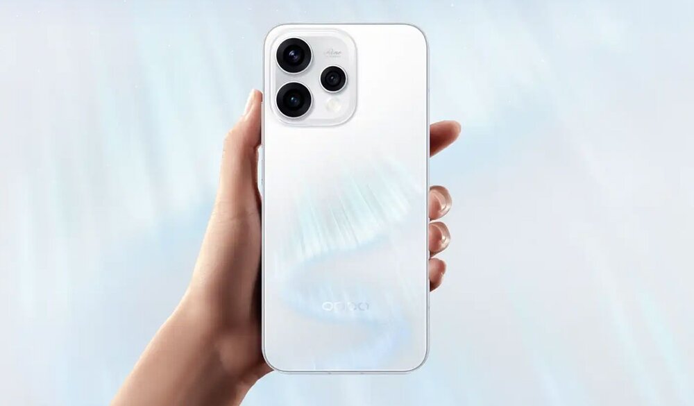 Biały, błyszczący smartfon z widoczną wyspą aparatów trzymany w dłoni 