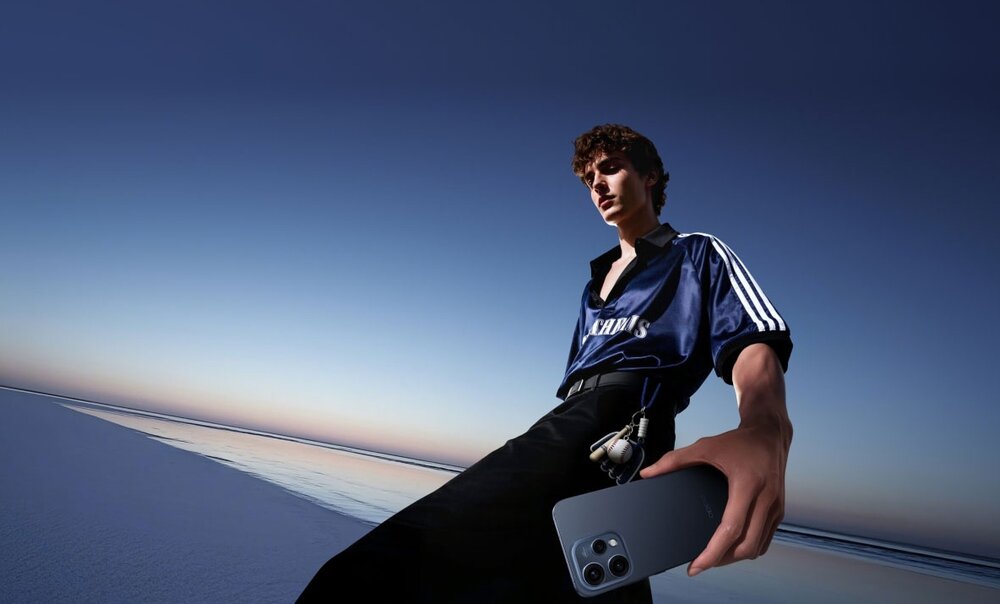 Chłopak w sportowej koszulce biegnący wieczorem po plaży