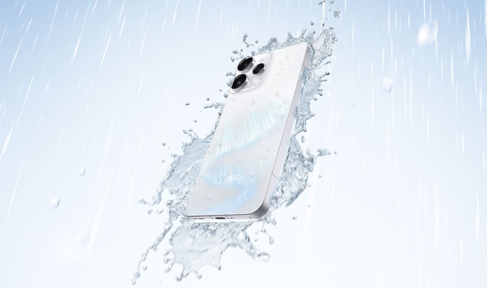 Reno15 5G otoczony rospryskującą się wodą