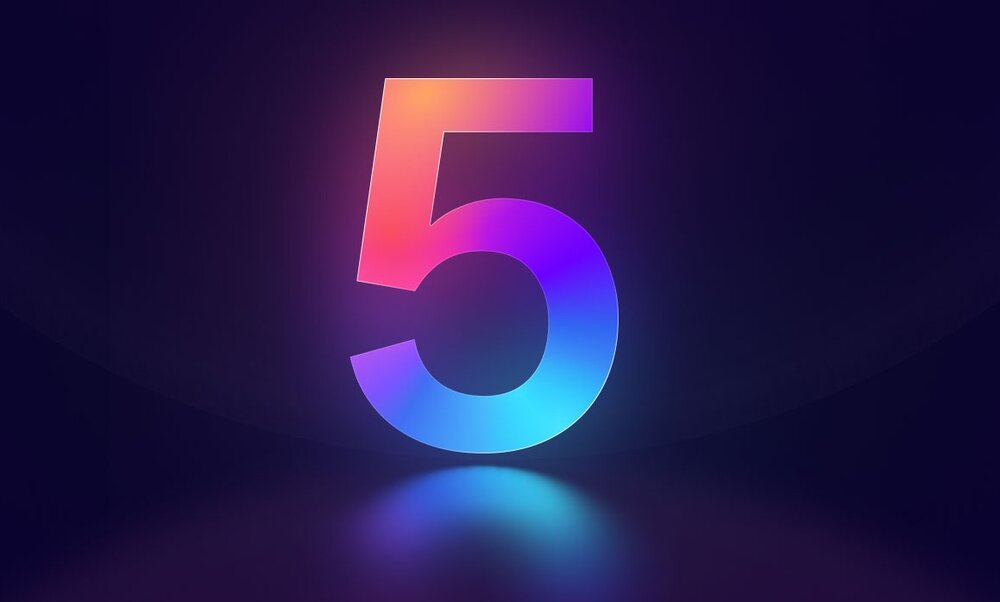 Różowo błękitna cyfra pięć na granatowym tle
