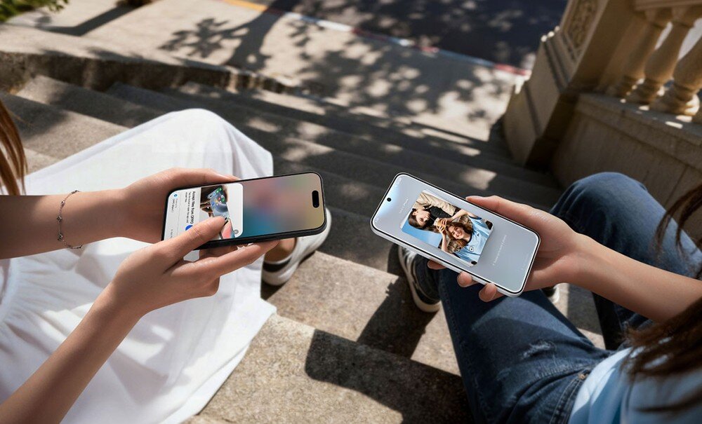 Etui i słuchawki OPPO Enco Buds3 obok smartfona z komunikatem o szybkim parowaniu Google Fast Pair