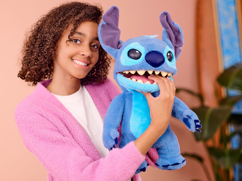 Zabawka interaktywna WOW Stitch DIS-1022-01 trzymany przez osobę w rękach