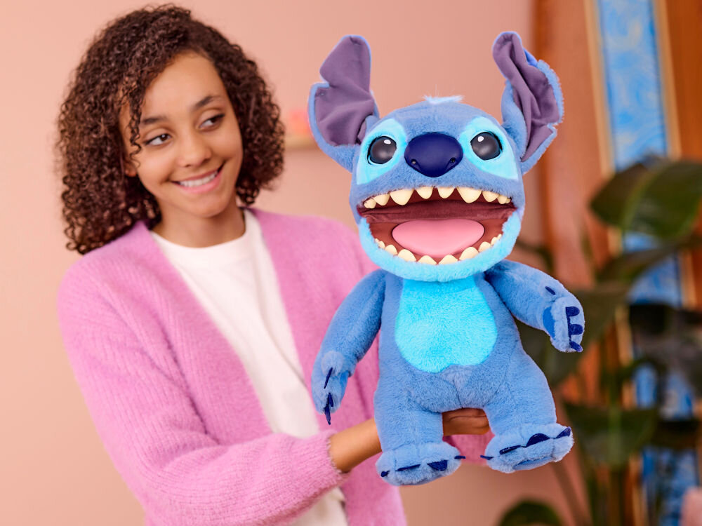 Zabawka interaktywna WOW Stitch DIS-1022-01 wyprostowana z otwartą szeroko buzią technologia Puppetronics mechanika animatroniczna kontrola ręczna sterowanie dłonią