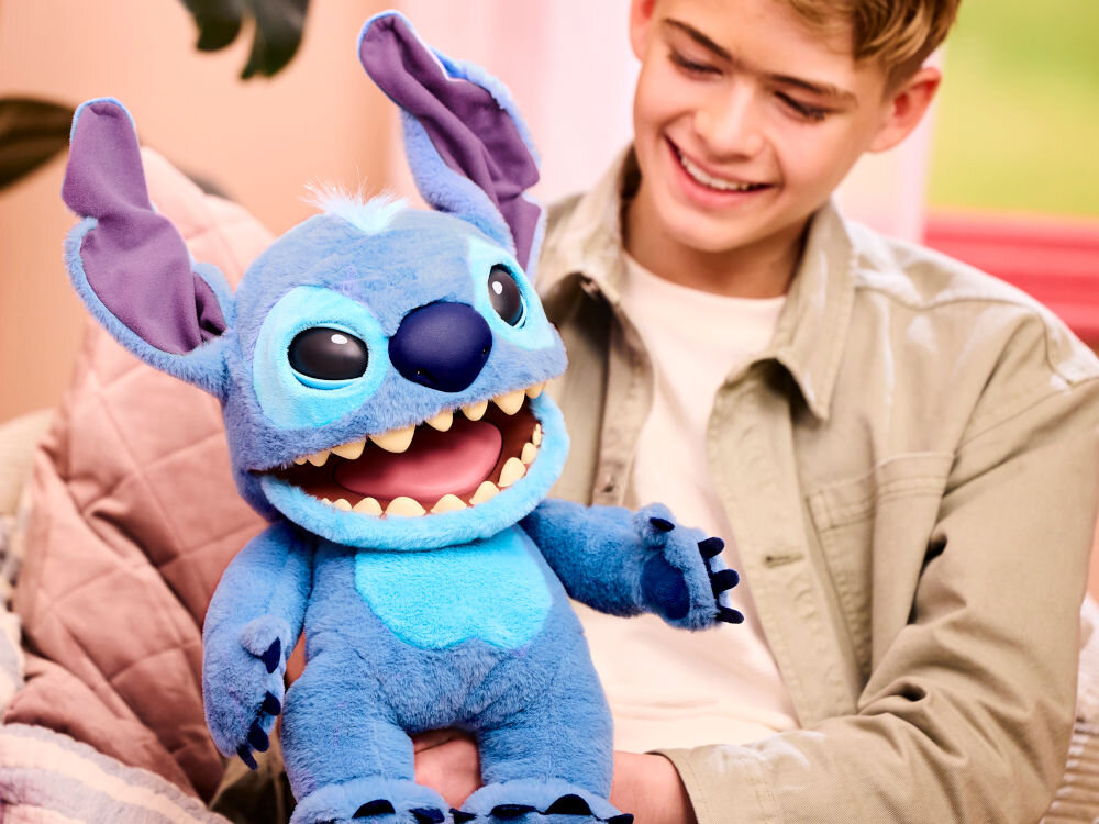 Zabawka interaktywna WOW Stitch DIS-1022-01 z otwartą buzią trzymana w rękach około 45 cm wysokości Stitch duży miękki plusz