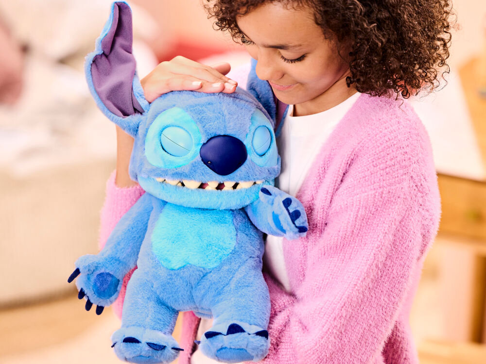 Zabawka interaktywna WOW Stitch DIS-1022-01 trzymana na rękach zamknięte oczy bez granic wiekowych na licencji disney