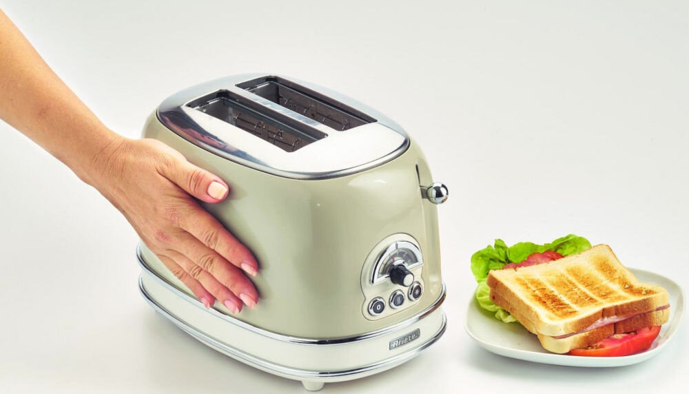 Toster ARIETE 155/03 Vintage toster ręka na tosterze tosty przypieczone z warzywami przyciski gałka funkcjonalność estetyka retro elegancki design komponuje się w każdej kuchni kompaktowe wymiary 30 x 19 x 20 cm pastelowe kolory z trwałego metalu trwałość nienagrzewająca się obudowa Cool Touch bezpieczeństwo użytkowania estetyka wygoda codziennego gotowania 