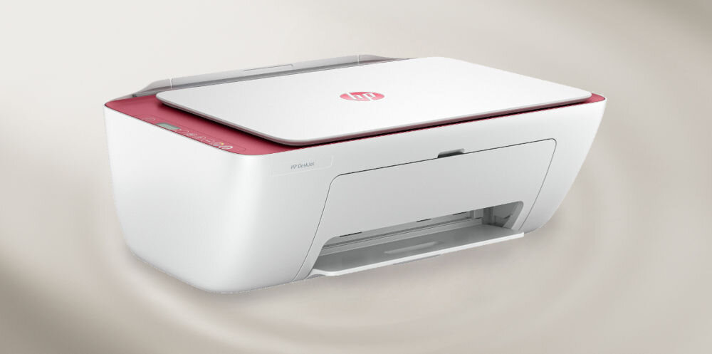 Urządzenie wielofunkcyjne HP DeskJet 2823e Druk w kolorze Wi-Fi prezentacja urządzenia od przodu pod kątem na beżowym tle bezproblemowe drukowanie i skanowanie