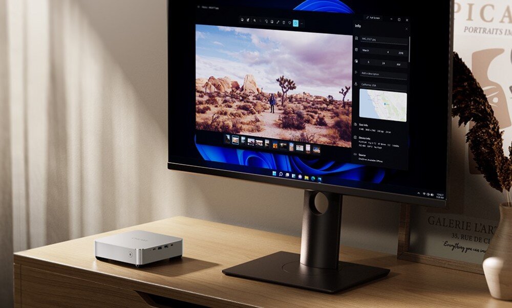 Komputer CHUWI AuBox-P-K4 Dwa komputery w srebrnej obudowie ustawione na biurku, jeden stoi pionowo, drugi leży poziomo z widocznym napisem 'i9' w formie grafiki 3D, opis