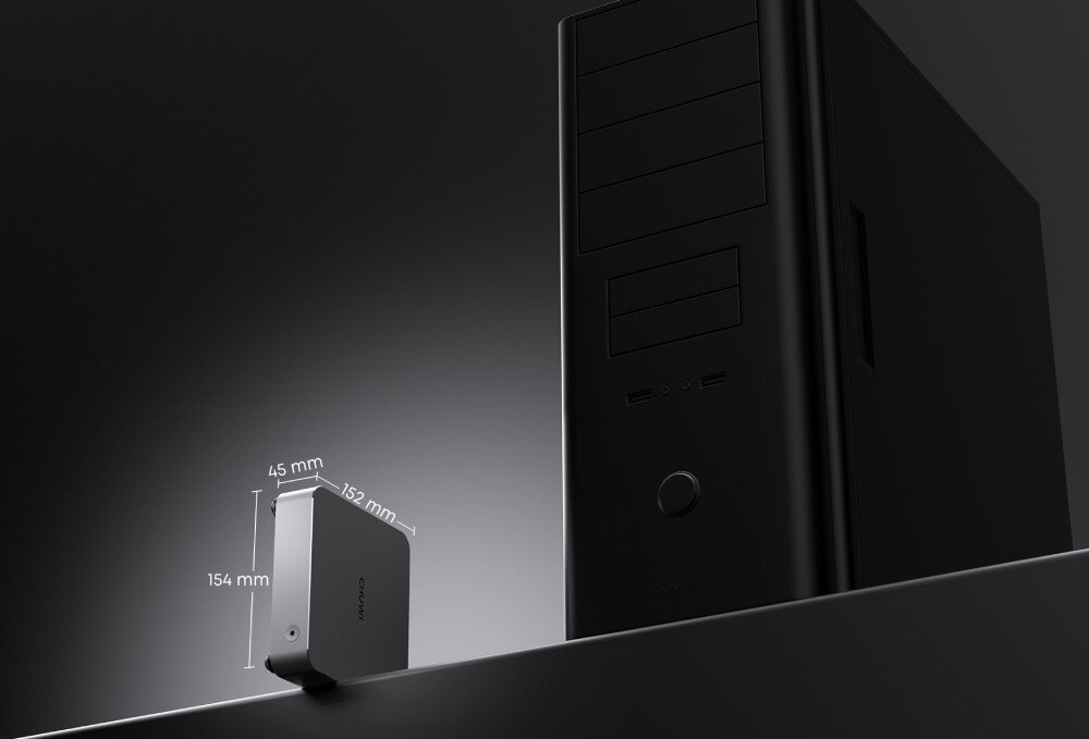 Komputer CHUWI AuBox-P-K4 Porównanie rozmiarów – niewielki komputer z zaznaczonymi wymiarami stoi obok dużej obudowy typu tower na ciemnym tle, obudowa, wykonanie, wymiary