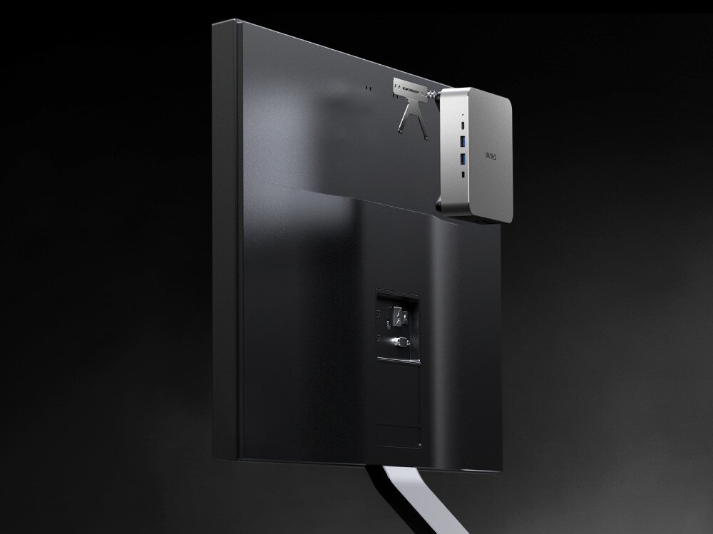 Komputer CHUWI AuBox-P-K4 Miniaturowy komputer zamocowany na uchwycie VESA z tyłu monitora, z widocznymi portami USB na bocznej krawędzi, uchwyt VESA, mocowanie