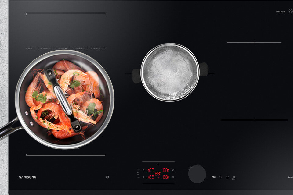 Garnek z krewetkami na płycie indukcyjnej Samsung NZ85C6058GK 