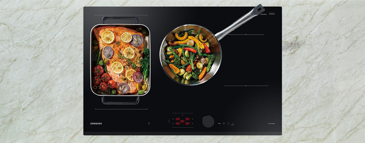 Widok z góry na patelnie umieszczone na płycie indukcyjnej Samsung NZ85C6058GK