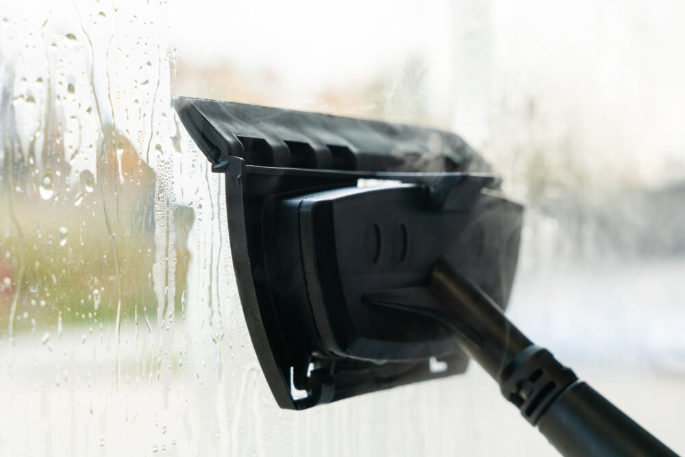 ODKURZACZ PIORĄCY SPOTCLEAN GOTZE&JENSEN CSC600 ze szczotką uniwersalną szeroką do butów do czyszczenia tapicerki meblowej samochodowej dywanów Zbliżenie na dużą, czarną ssawkę do mycia okien ze ściągaczką, używaną do czyszczenia zaparowanej, mokrej szyby.