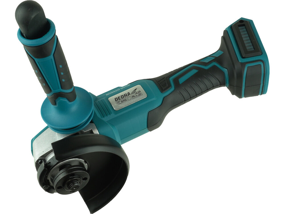 Szlifierka kątowa DEDRA DED7151 szlifierka widoczna od spodu zdjęcie na białym tle współpracuje z akumulatorami systemowymi 18 V z linii SAS+ALL mobilność technologia litowo-jonowa chroni akumulator przed spadkiem wydajności wskaźnik naładowania