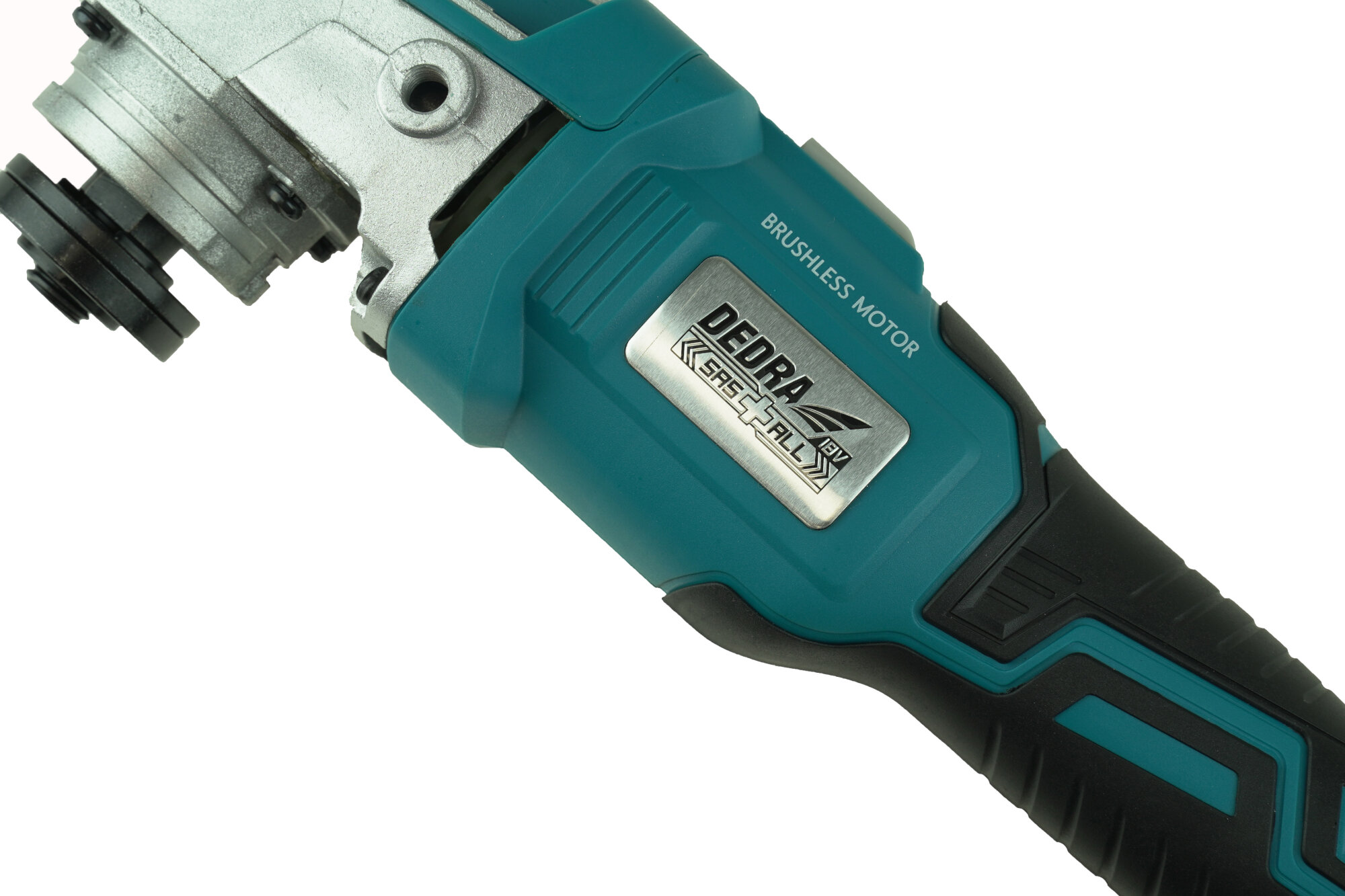 Szlifierka kątowa DEDRA DED7151 zbliżenie na korpus widoczna nazwa silnika silnik bezszczotkowy prędkość obrotowa do 8500 obr/min współpra z tarczą o średnicy 125 mm szybkie tempo szlifowania i cięci gwint mocujący M14 kompatybilność z szerokim wyborem osprzętu