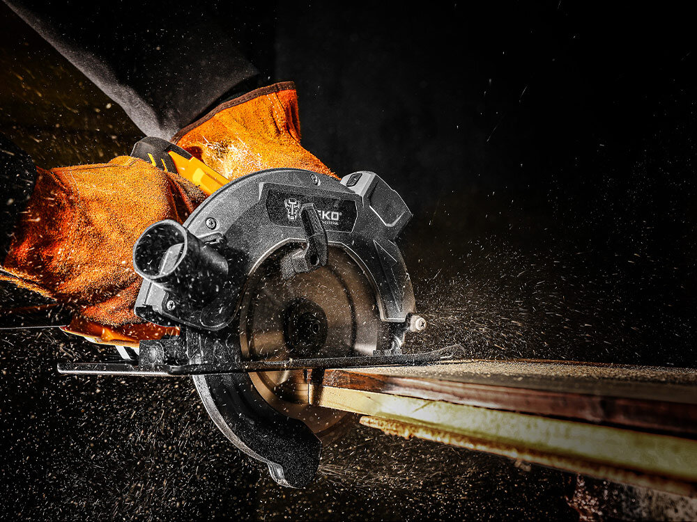 Pilarka tarczowa DEKO DKCS16G185, regulacja, głębokość, kąt cięcia, parametry, Pilarka trzymana w dłoniach, tnie drewno pod kątem