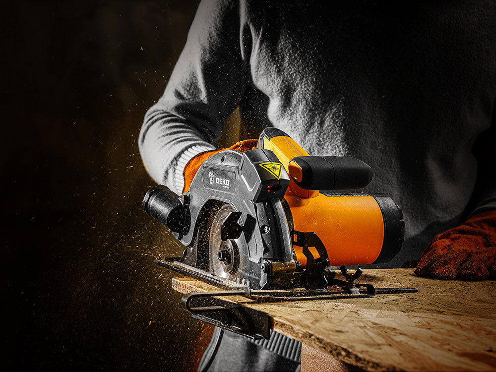 Pilarka tarczowa DEKO DKCS16G185, laser, dokładne cięcie, prowadnica boczna, wspomaganie, Pilarka tnie drewo na stole z pomocą lasera