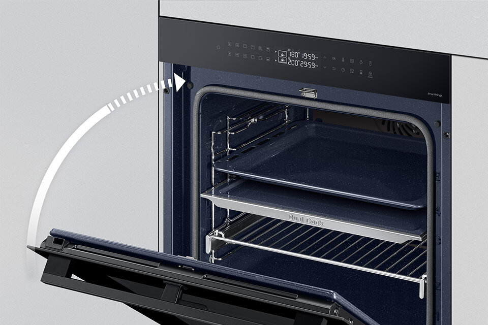 Jak pokazuje zdjęcie, drzwi piekarnika Samsung Natural Steam zamykają się niezwykle łagodnie.