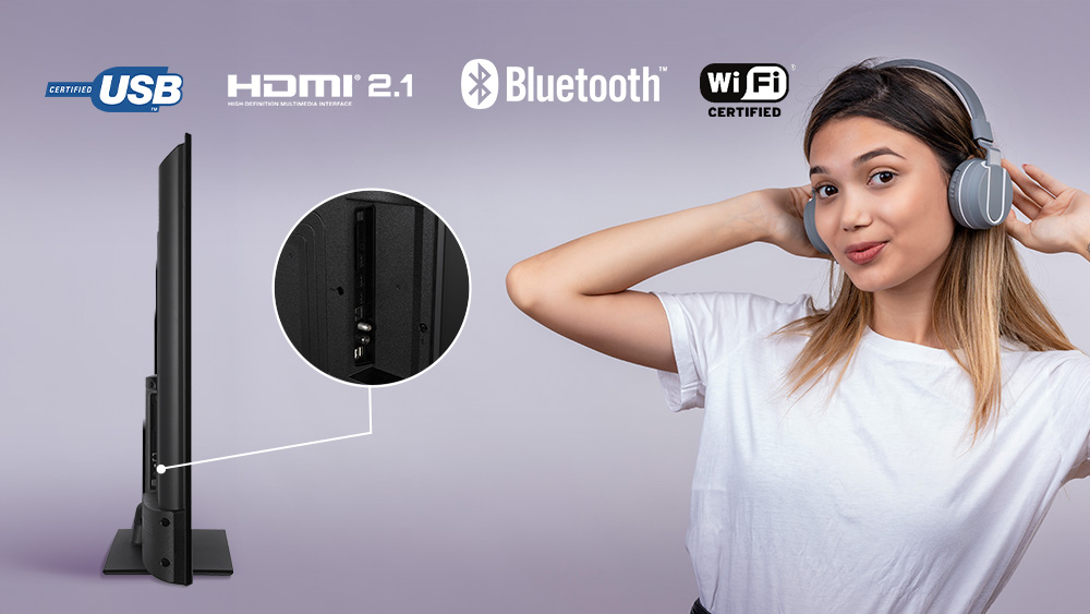 Telewizor JVC LT-50VDQ3500 - HDMI 2.1 z trybem gry, telwzior stojący bokiem, kobieta w słuchawkach