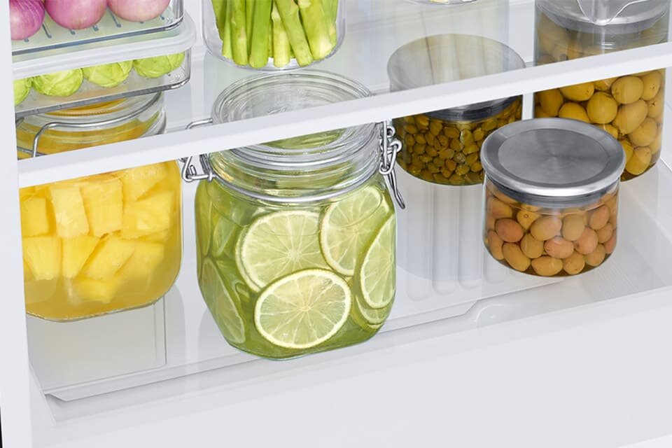 Wytrzymałe półki ze szkła hartowanego w lodówce Wytrzymałe półki ze szkła hartowanego w lodówce RB34C652EBN