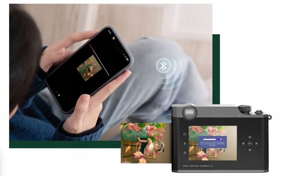 Osoba trzyma smartfon z wyświetlonym zdjęciem, obok znajduje się aparat z ekranem pokazującym to samo zdjęcie. Na ekranie aparatu widoczny jest komunikat z ikoną Bluetooth.