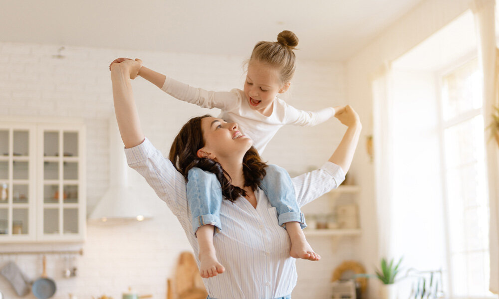 LODÓWKA MIDEA MDRB489FGE01O lifestyle wizualizacja mama dziecko multi air flow stała temperatura eliminacja zapachów redukcja wilgotności pleśń bakterie dostęp 90° pełne wysunięcie szuflad ustawienie blisko ściany no frost brak lodu brak rozmrażania kontrola wilgotności świeżość żywności