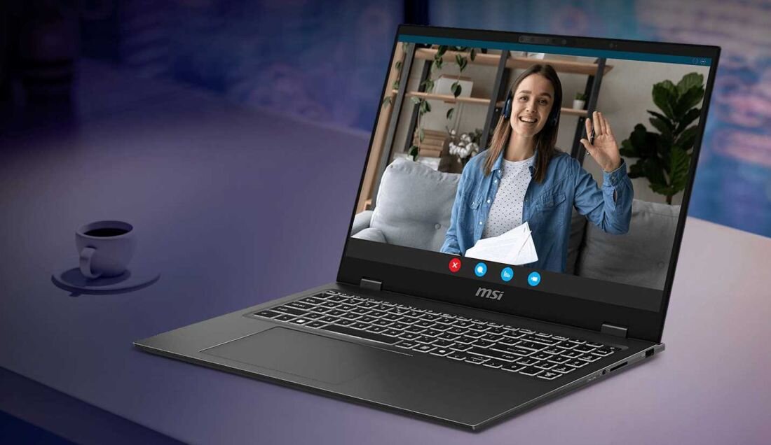 Na ekranie laptopa MSI Prestige 16 AI+ Evo B2VMG-220PL widoczna kobieta uśmiechająca się podczas wideorozmowy – kamera 5 MP 3DNR+ AI Noise Cancellation Pro