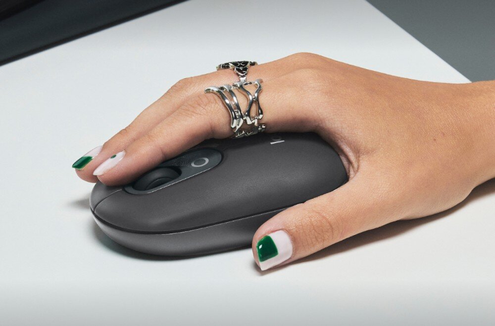 Mysz LOGITECH POP Mouse Graphite zbliżenie na dłoń trzymającą mysz