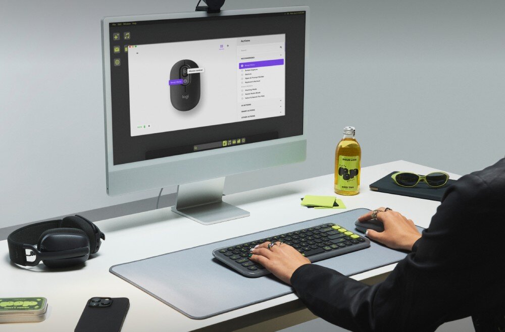 Mysz LOGITECH POP Mouse Graphite osoba siedząca przy biurku obsługująca komputer z otwartą aplikacją Logi Options+ programowalne przyciski