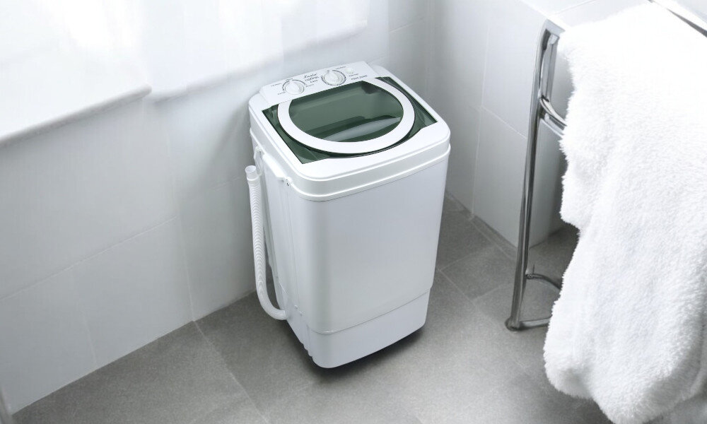 PRALKA WIRNIKOWA LUSIA PB60-2000E lifestyle łazienka front zamknięta Kompaktowa niewielka funkcjonalna oszczędna pojemność 6 kg moc 380 W załadunek tańsza eksploatacja wymiary 85 x 50 x 45 cm solidna obudowa łatwa obsługa wysoka jakość tworzywo sztuczne odporna na korozję trwałość bezproblemowa obsługa dwa tryby prania normalny wysokie obroty Delikatny mniejsze obroty spust usuwanie wody