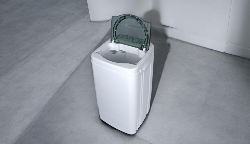 PRALKA WIRNIKOWA LUSIA PB60-2000E lifestyle otwarta front Kompaktowa niewielka funkcjonalna oszczędna pojemność 6 kg moc 380 W załadunek tańsza eksploatacja wymiary 85 x 50 x 45 cm