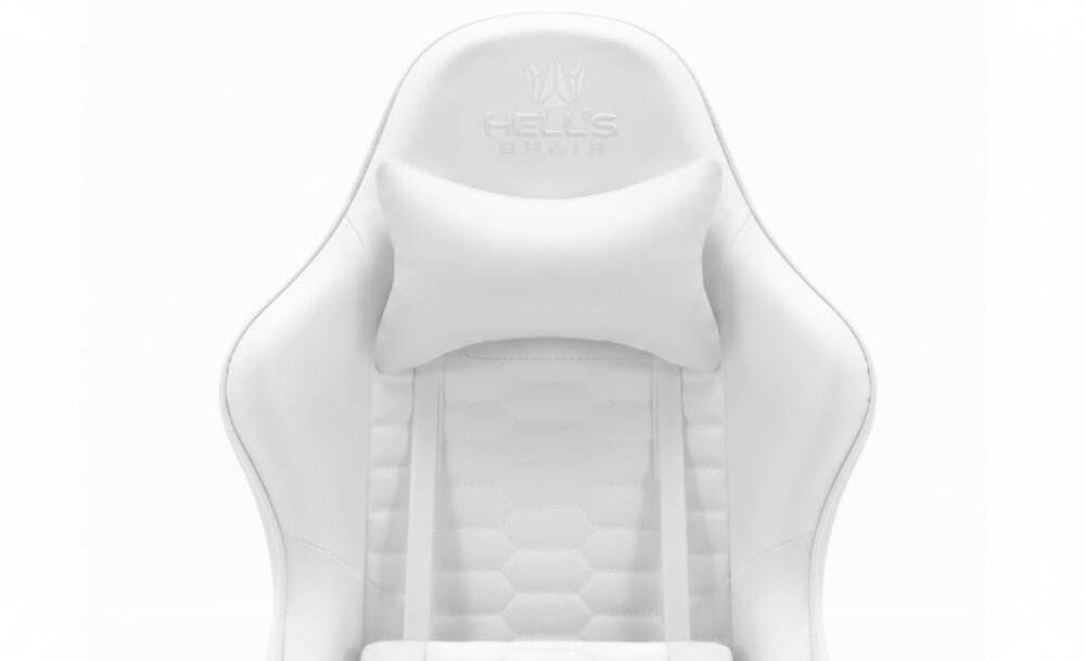 Fotel HELL'S CHAIR HC-1000 Ekoskóra Biały zbliżenie na oparcie i napis z marką jasne tło szerokie zastosowanie rozrywka nauka praca ergonomia partner do zadań specjalnych