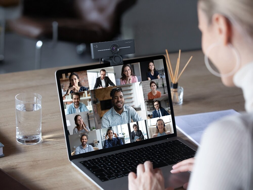 Kamera internetowa CREATIVE Live! Cam Sync 4K
                kamera zamontowana na laptopie na biurku podczas spotkania rozdzielczosc 4k 2k 1080p spotkanie webinar nagranie profesjonalnie