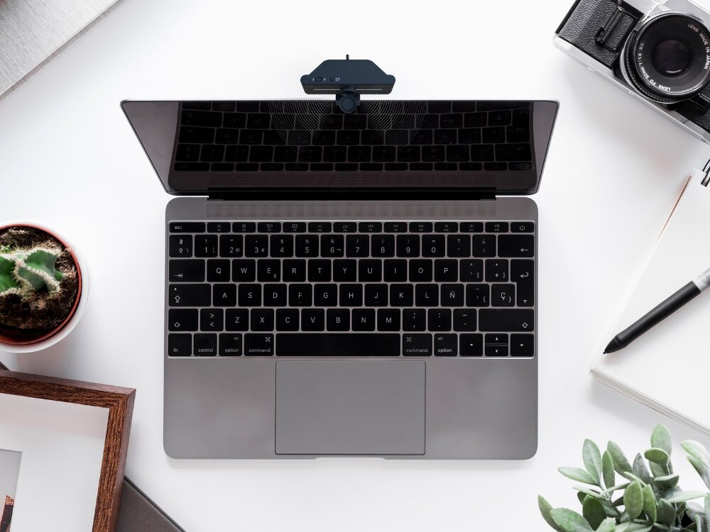 Kamera internetowa CREATIVE Live! Cam Sync 4K
                kamera zamontowana na laptopie na biurku technologia kompensacji podświetlenia kompozycja regulacja ostrości szerokokątny obiektyw dobrze widoczny