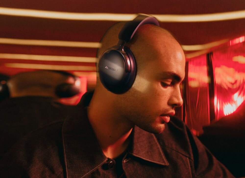 BOSE QuietComfort Ultra 2 gen dźwięk przestrzenny komfort materiały, osoba z założonymi słuchawkami nausznymi