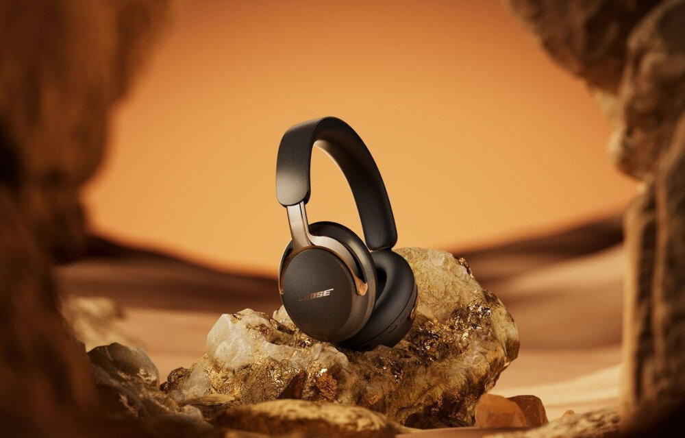 BOSE QuietComfort Ultra 2 gen dźwięk kinowy przestrzenny efekty audio, słuchawki stojące na skale