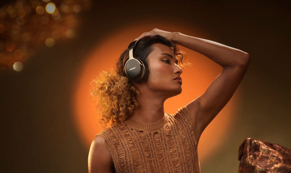 BOSE QuietComfort Ultra 2 gen redukcja hałasu praca podróż, osoba z założonymi słuchawkami nausznymi