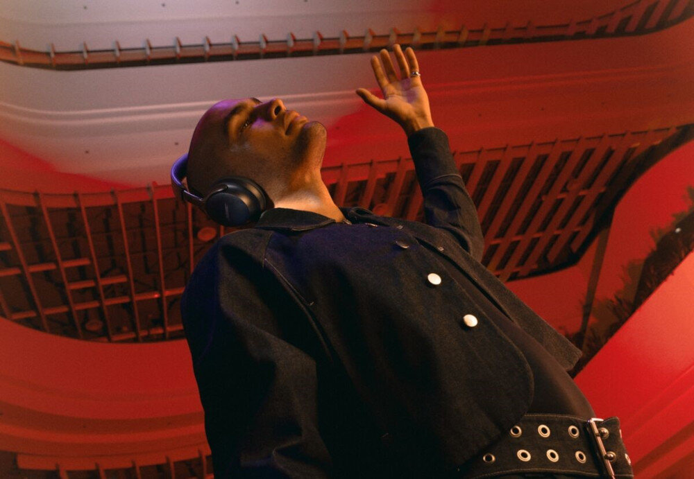 BOSE QuietComfort Ultra 2 gen mikrofony AI rozmowy wyraźny głos, osoba z założonymi słuchawkami nausznymi