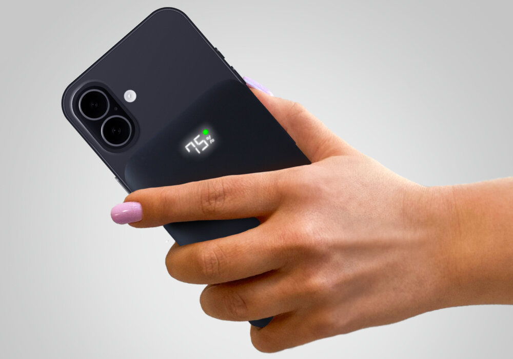 Powerbank QUALO QMPB5-LD-00 MagSafe 10000 mAh Czarny, Smukła konstrukcja, Osoba trzyma w ręku smartfona z powerbankiem