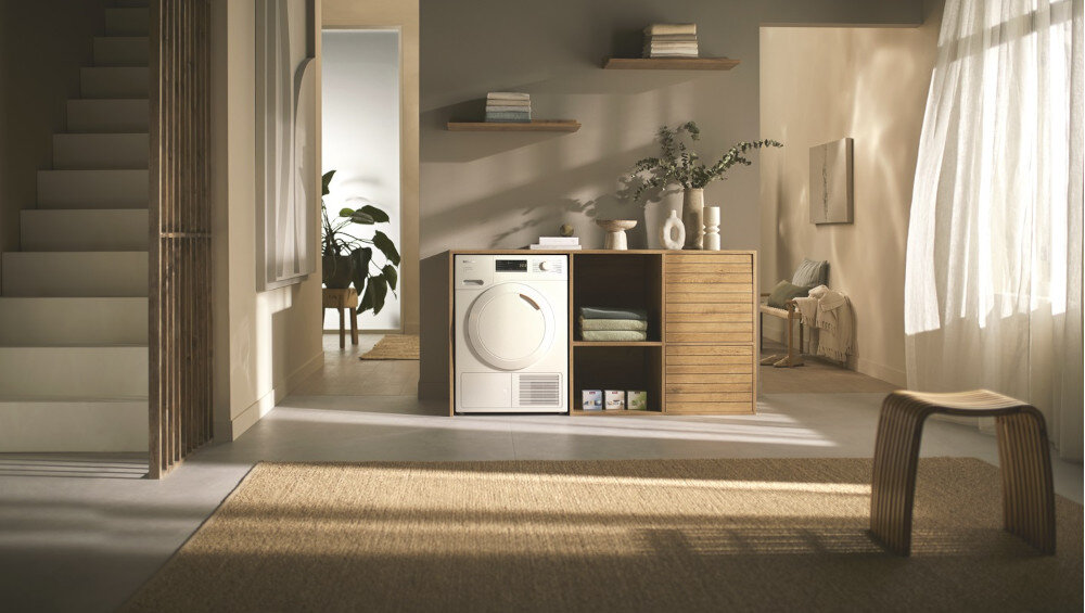 Suszarka MIELE TEA535 WP EcoSpeed zdjęcie wizualizacyjne lifestyle 8 kg bęben Ekonomiczny i wydajny silnik EcoSpeed ProfiEco System zapachowy FragranceDos Bezobsługowy wymiennik ciepła Technologia EcoDry SilenceDrum Technologia pompy ciepła Funkcja dodatkowa DryCare 40 Ochrona przed zagniataniem Stopień suszenia HygieneDry PerfectDry Zintegrowane odprowadzanie wody kondensacyjnej Najwyższa skuteczność kondensacji AddLoad Wash2Dry Zawias drzwi umożliwiający przekładanie