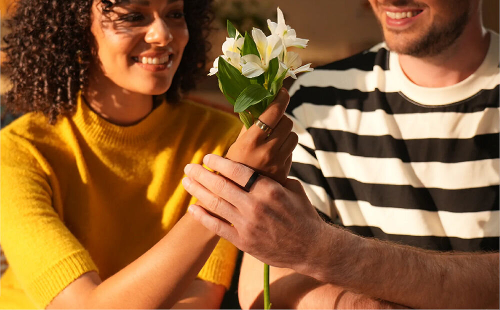 Smartring RINGCONN Gen 2 kobieta i mężczyzna z założonymi na palce pierścieniami uśmiechający się
