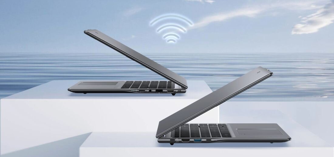 Laptop Acer Extensa 15 z portami USB-C, HDMI i USB-A prezentuje zestaw złączy na smukłej obudowie podczas pracy biurowej  