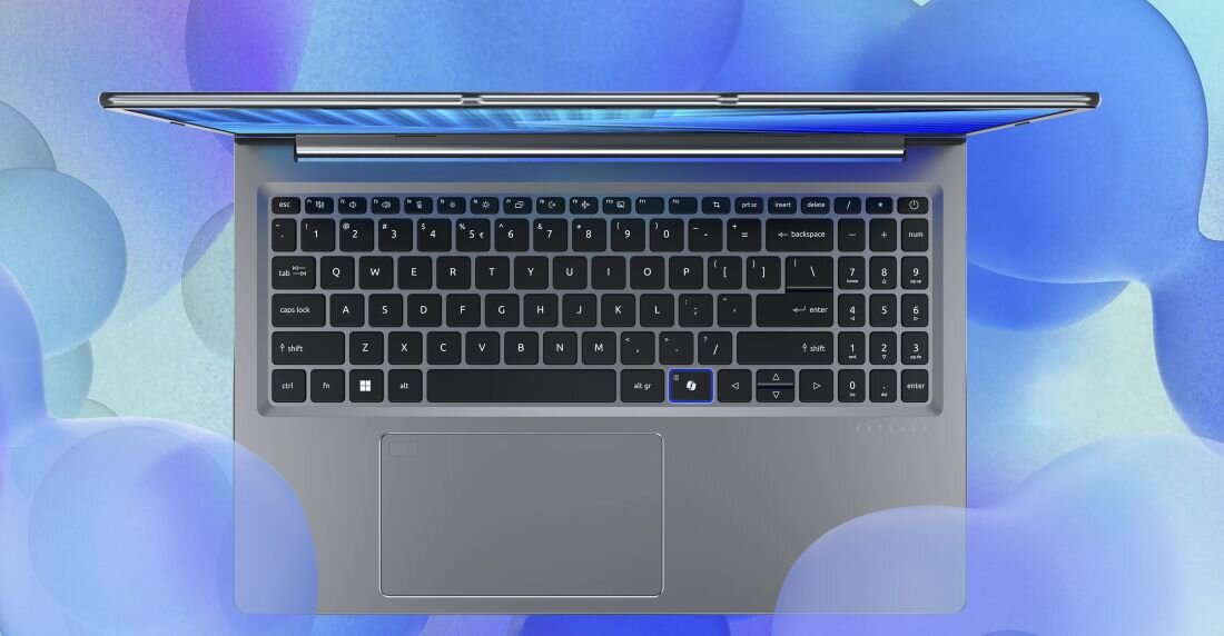 Laptop Acer Extensa 15 na tle leśnej scenerii podkreśla ekologiczne podejście i mobilną pracę w środowisku