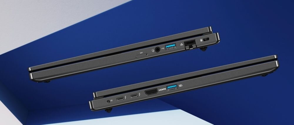 Laptop ACER TravelMate z portami USB-C, HDMI i RJ-45 prezentuje zestaw złączy na bocznych krawędziach obudowy podczas pracy biurowej.