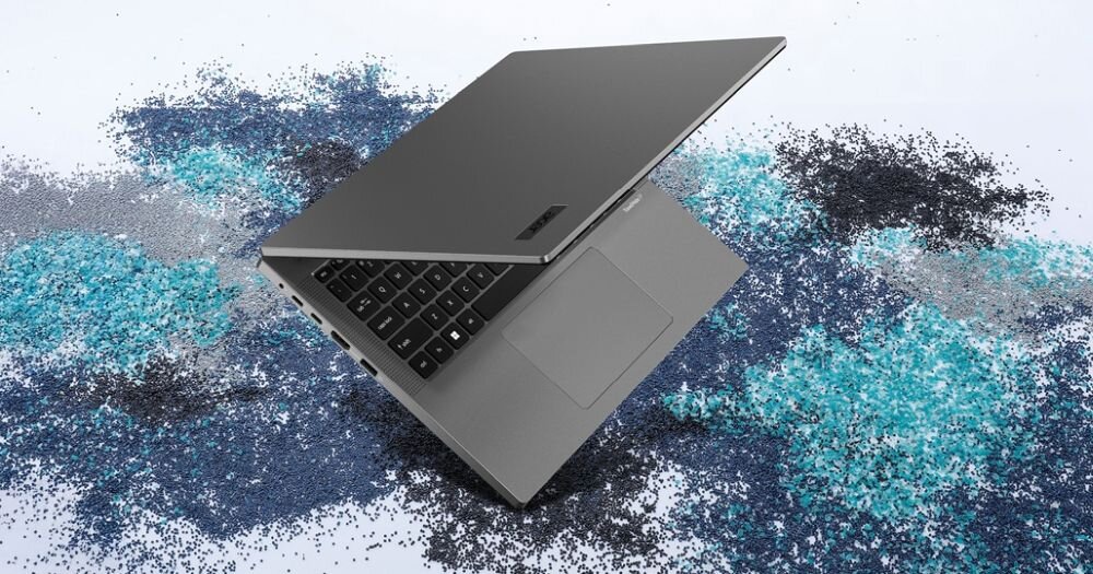 Laptop ACER TravelMate prezentuje smukłą obudowę wykonaną z materiałów pochodzących z recyklingu na jasnym tle produktowym.
