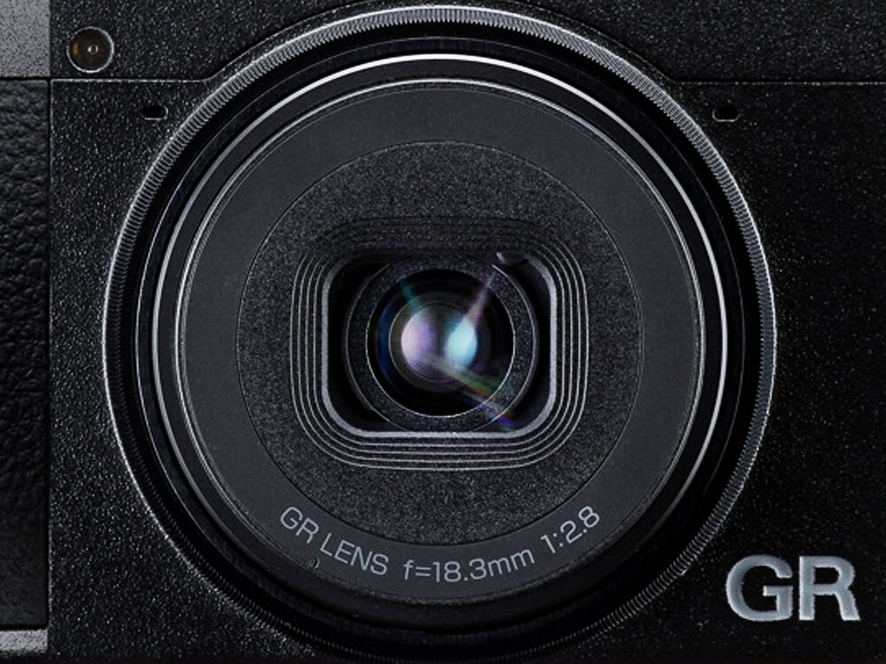 Ricoh GR IV HDF obiektyw 18.3 mm F2.8 szybki autofokus i krótki czas migawki