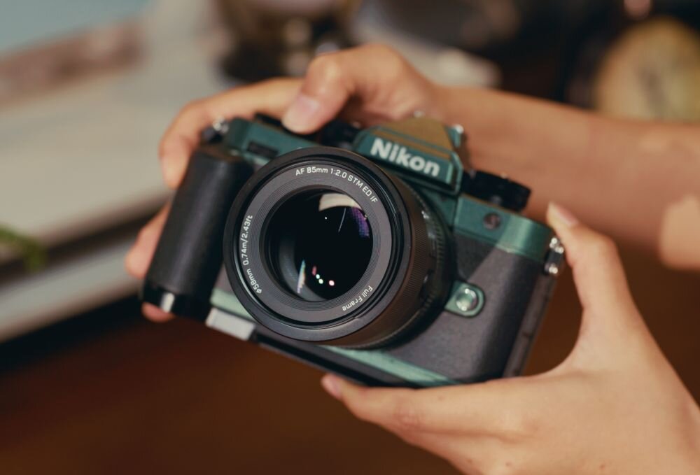 Viltrox AF 85 mm f-2.0 Evo przysłona f2 bokeh portret światło niskie ISO fotografia aparat trzymany w ręku 