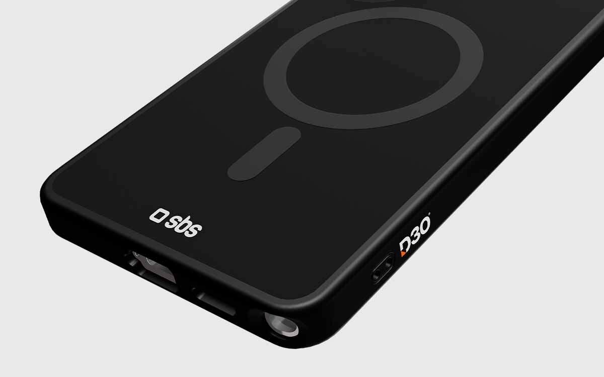 Czarne etui z logo \'sbs\' i oznaczeniem \'D3O\' na krawędzi. Widoczny jest okrągły wzór na powierzchni etui.