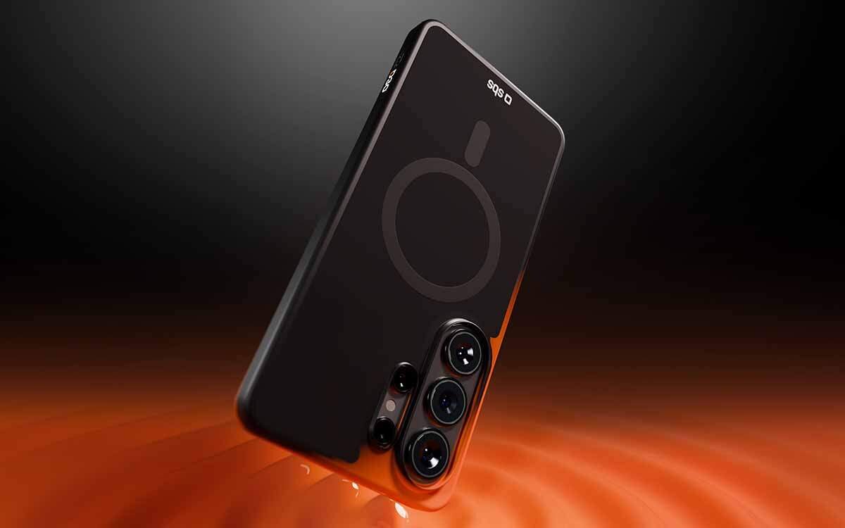 Czarne etui na telefon z trzema widocznymi obiektywami aparatu i logo \'SBS\' na górze. Tło jest ciemne z pomarańczowym gradientem u dołu.