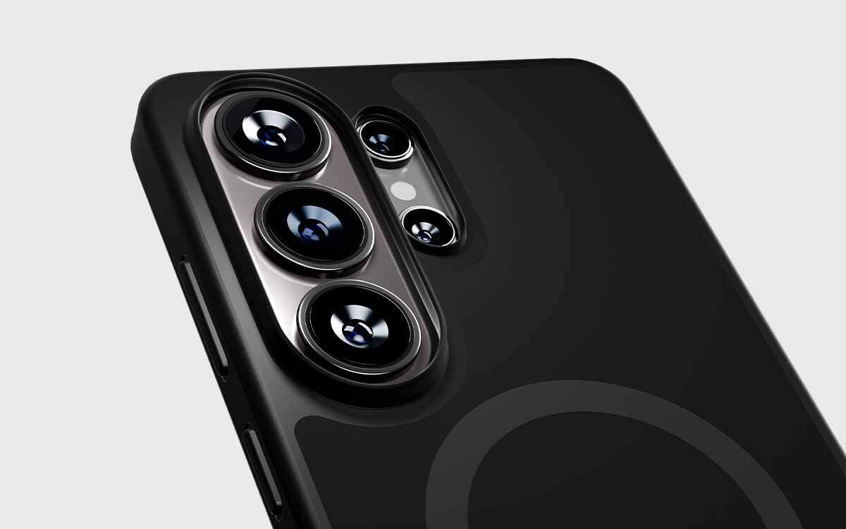 Czarne etui na telefon z widocznymi wycięciami na aparat z trzema obiektywami i lampą błyskową. Etui ma gładką powierzchnię z delikatnym wzorem okręgu.